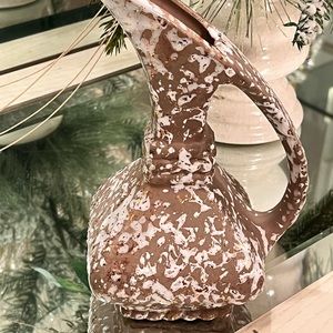 Mid Century Modern Tan Pitcher w/24k Gold & White Splatter USA Vintage 7”.
